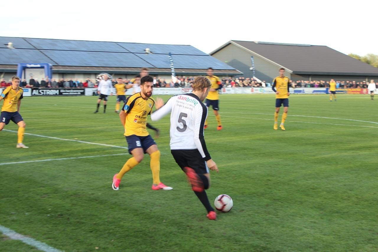 Ledøje-Smørum Fodbold i aktion mod Hobro for år tilbage - i baggrunden ses de to haller, der nu kan få følgeskab af to mere.