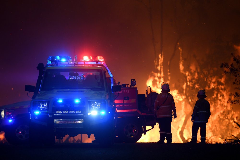 2000 brandfolk kæmper mod forværrede brande i New South Wales. En megabrand på størrelse med Fyn hærger nord for Sydney, som er indhyllet i et tykt røgtæppe.