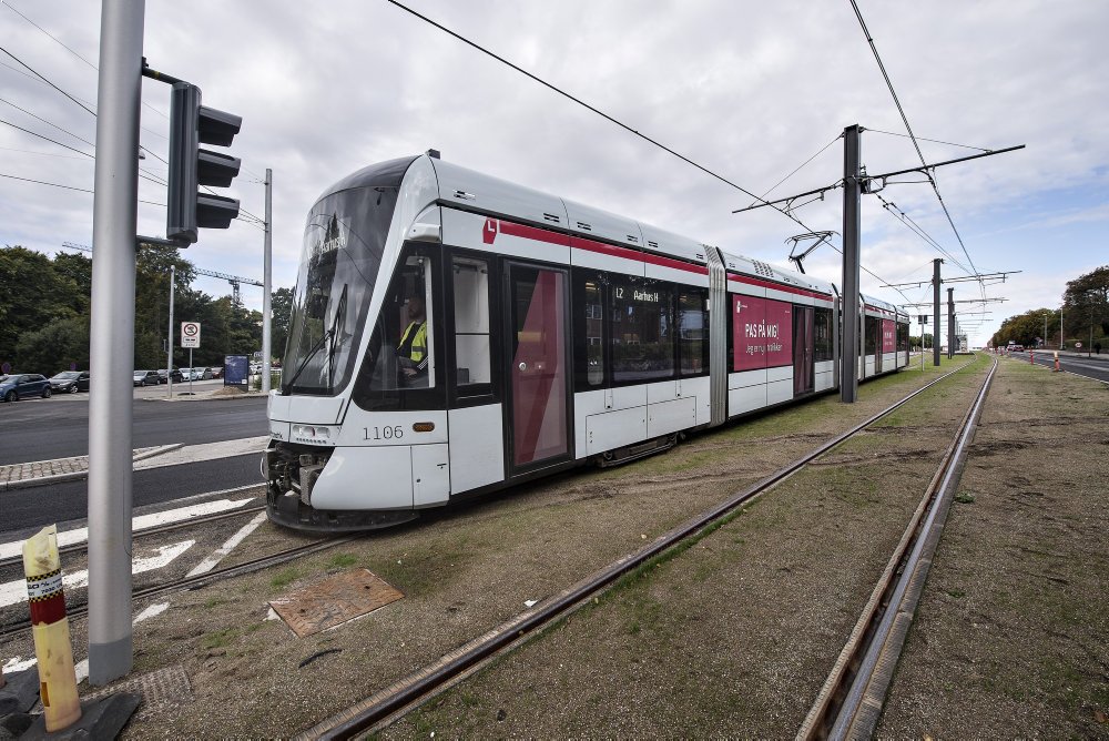 En ulykke med et letbanetog og en personbil har kostet en voksen mand og hans søn livet. Læs om letbanen her.