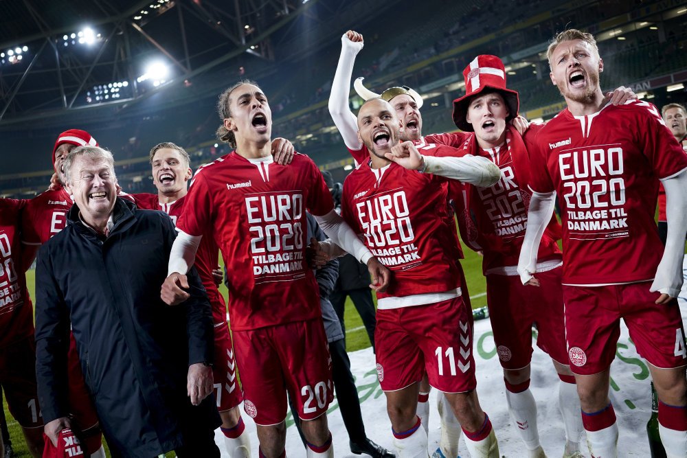 Danmarks EM-kampe mod Finland og Rusland vises på DR, mens TV3 viser Danmark-Belgien, oplyser de to medier.