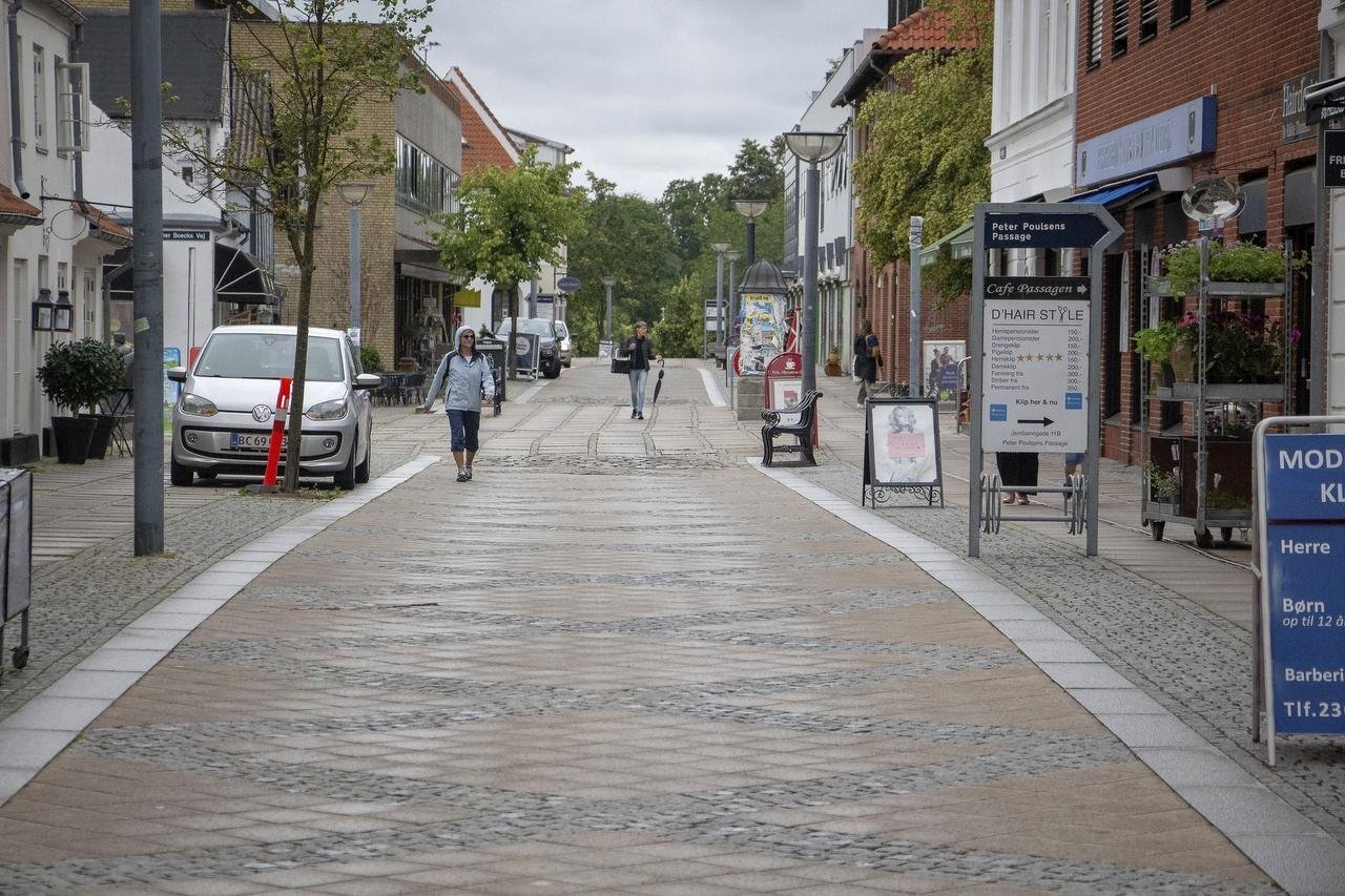 "Den første betingelse for at få skubbet gang i byen må være, at det bliver muligt at leje sig ind i lokaler til en fornuftig husleje og ikke de kæmpe huslejer som skræmmer alle væk," skriver debattøren i dette indlæg