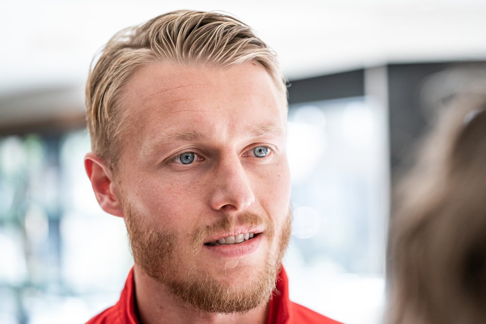 Der skal findes en fast base til Simon Kjærs kone og børn, før han har arbejdsro til at spille god fodbold.