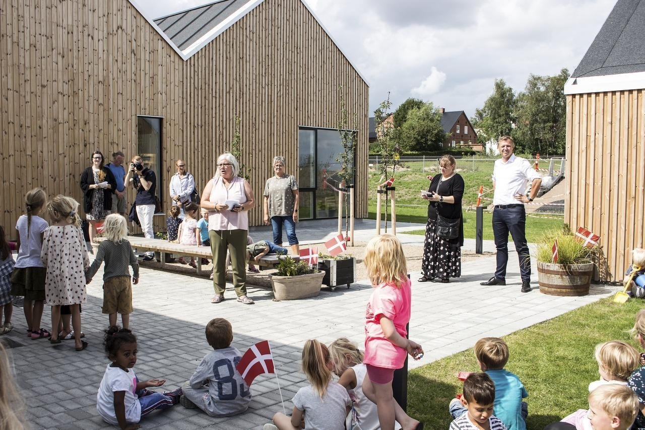 Før sommerferien blev tre børnehuse i Skibby til et. Men den officielle indvielse af Børnehuset Savannen fandt sted mandag