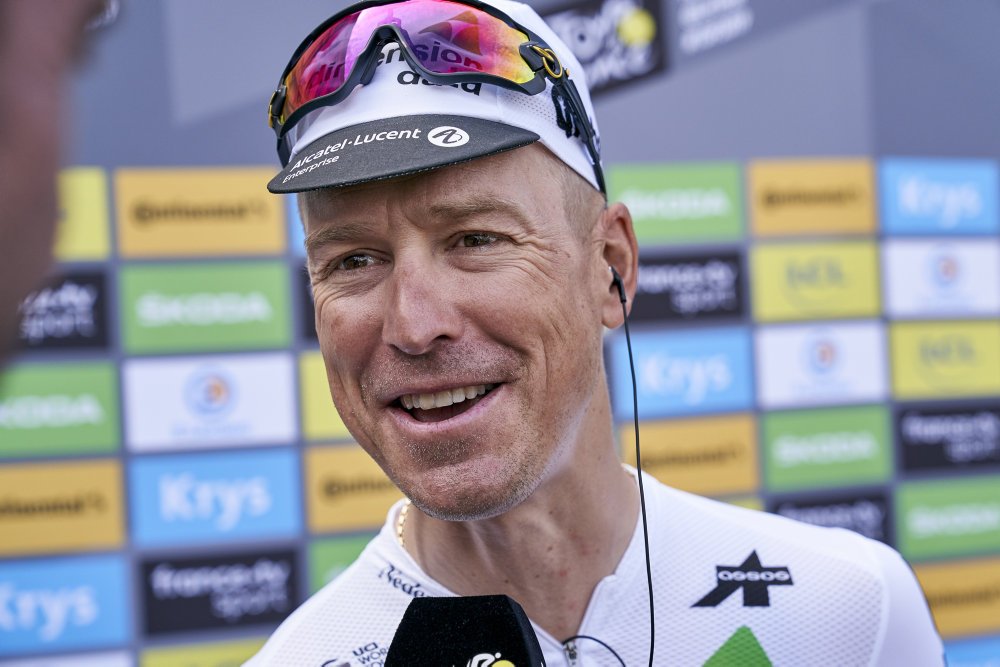 Lars Bak kørte alene mod tiden på størstedelen af lørdagens Tour-etape. Maveproblemer gav ham en hård start.