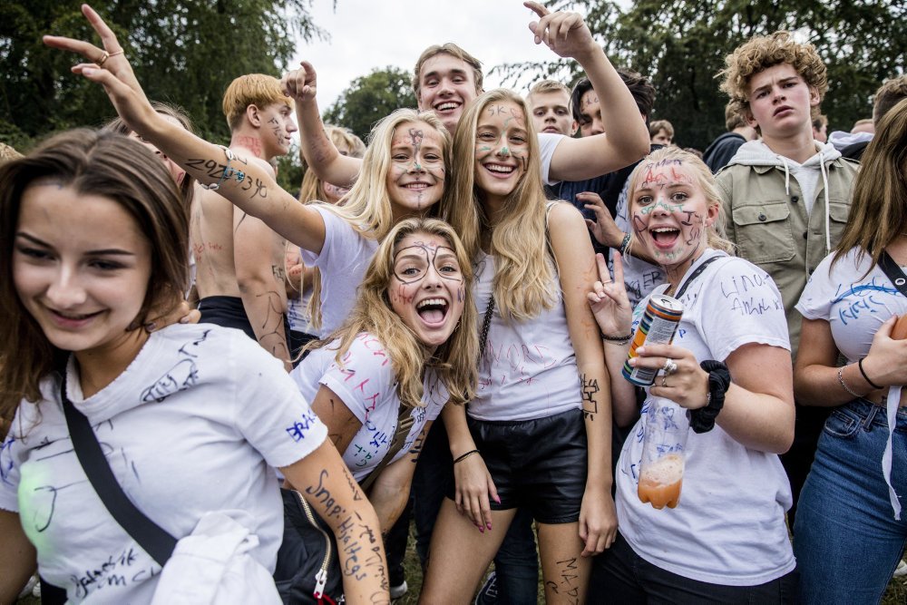 7-8000 unge har fejret gymnasiestart i Dyrehaven. Politiet melder kun om småsager.