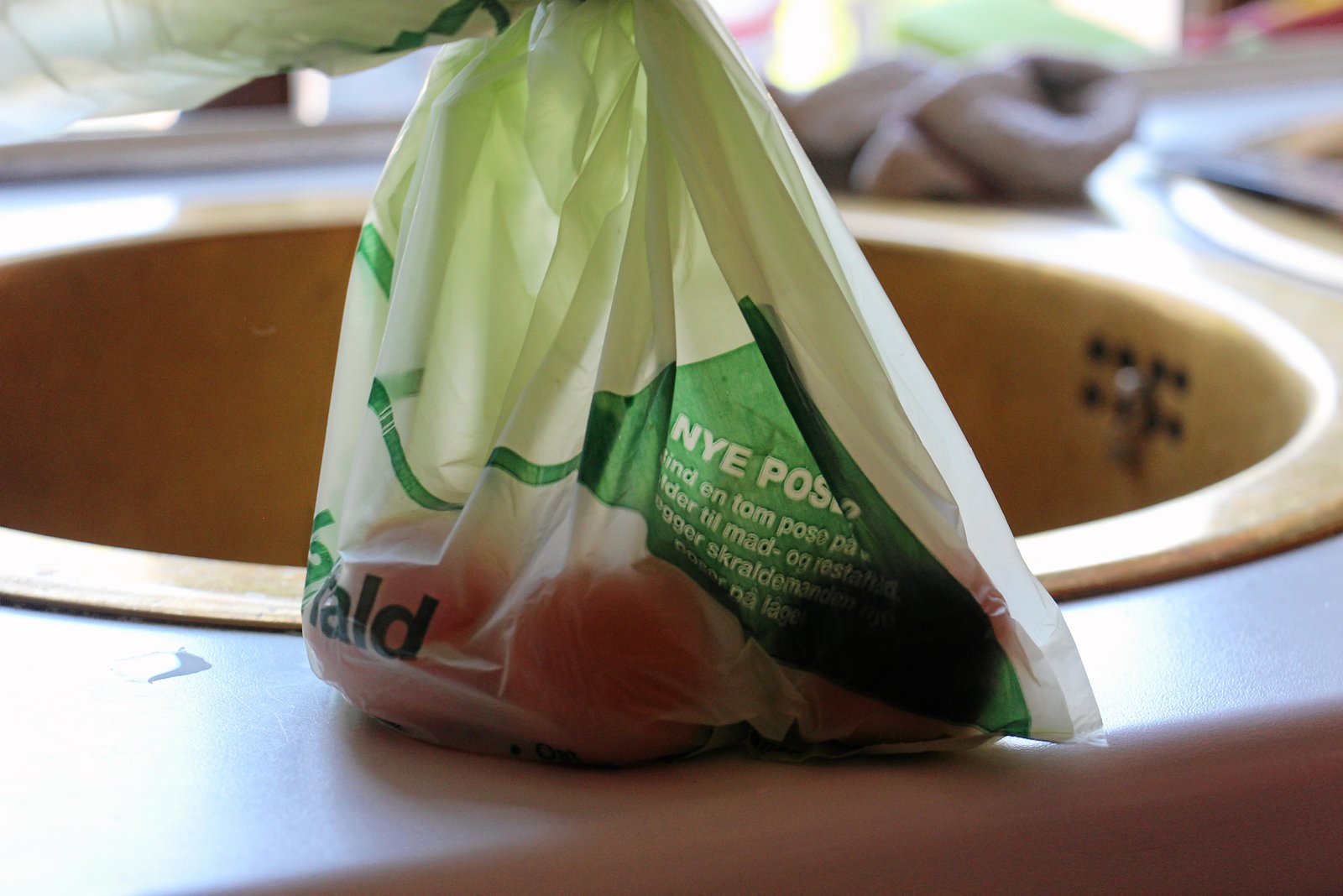 Mange har opfattelsen af, at poserne til madaffald er bionedbrydelige, men sådan er det ikke i Hørsholm. Få svaret på, hvorfor poserne her af plastik.