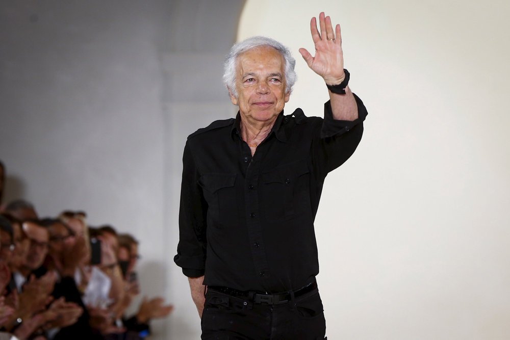Den amerikanske designer Ralph Lauren fik sit gennembrud med den karakteristiske Polo-trøje med skjortekrave. Mandag den 14. oktober fylder han 80 år.