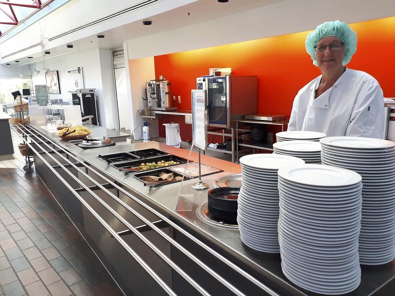 Hospitalets personale skal spise deres mad på porcelæn frem for plastik