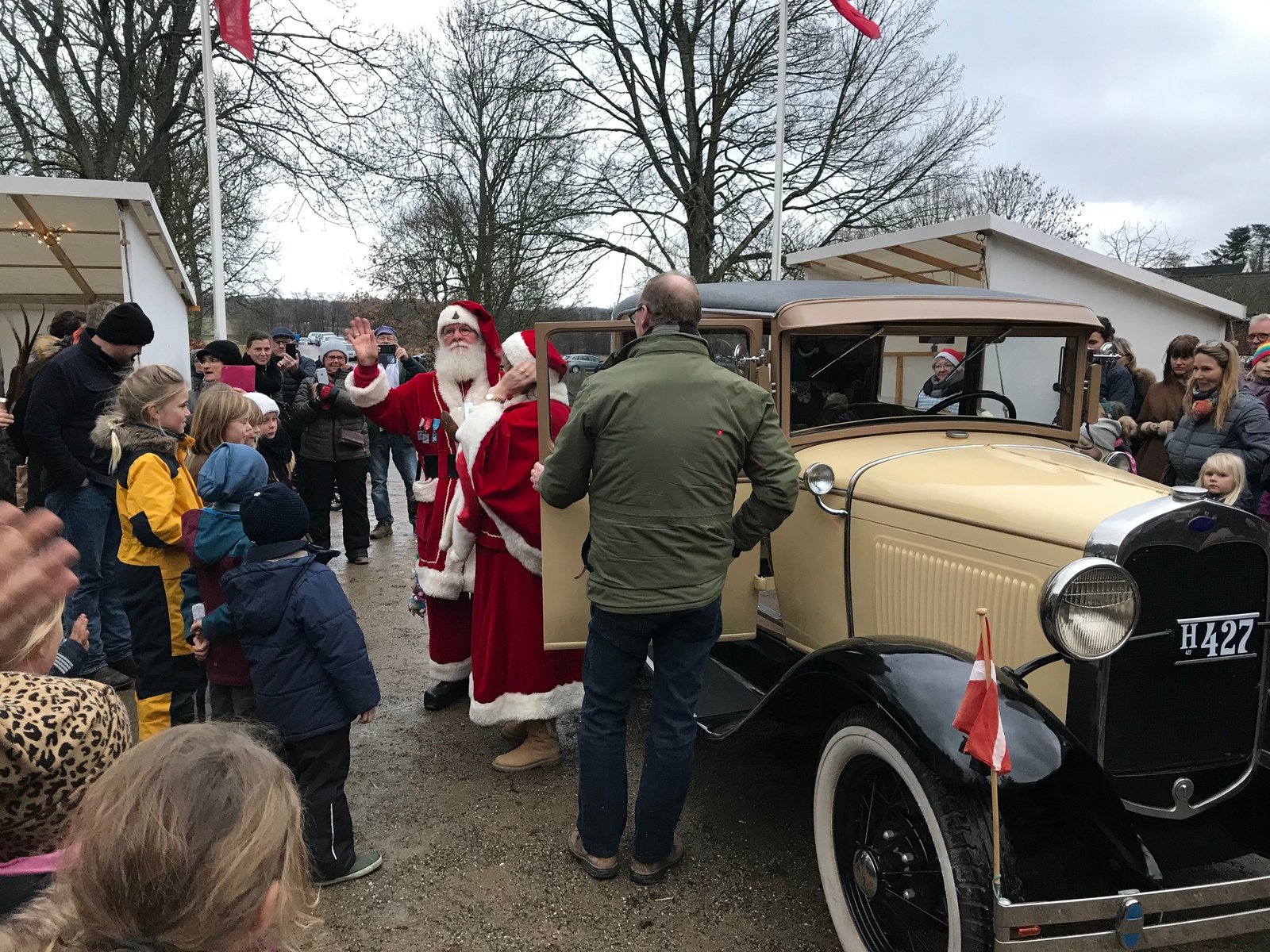 Det var det første julemarked i omtrent 20 år på Flynderupgård i Helsingør, og det var velbesøgt af både børn, julemanden og Danmarks kagedronning.