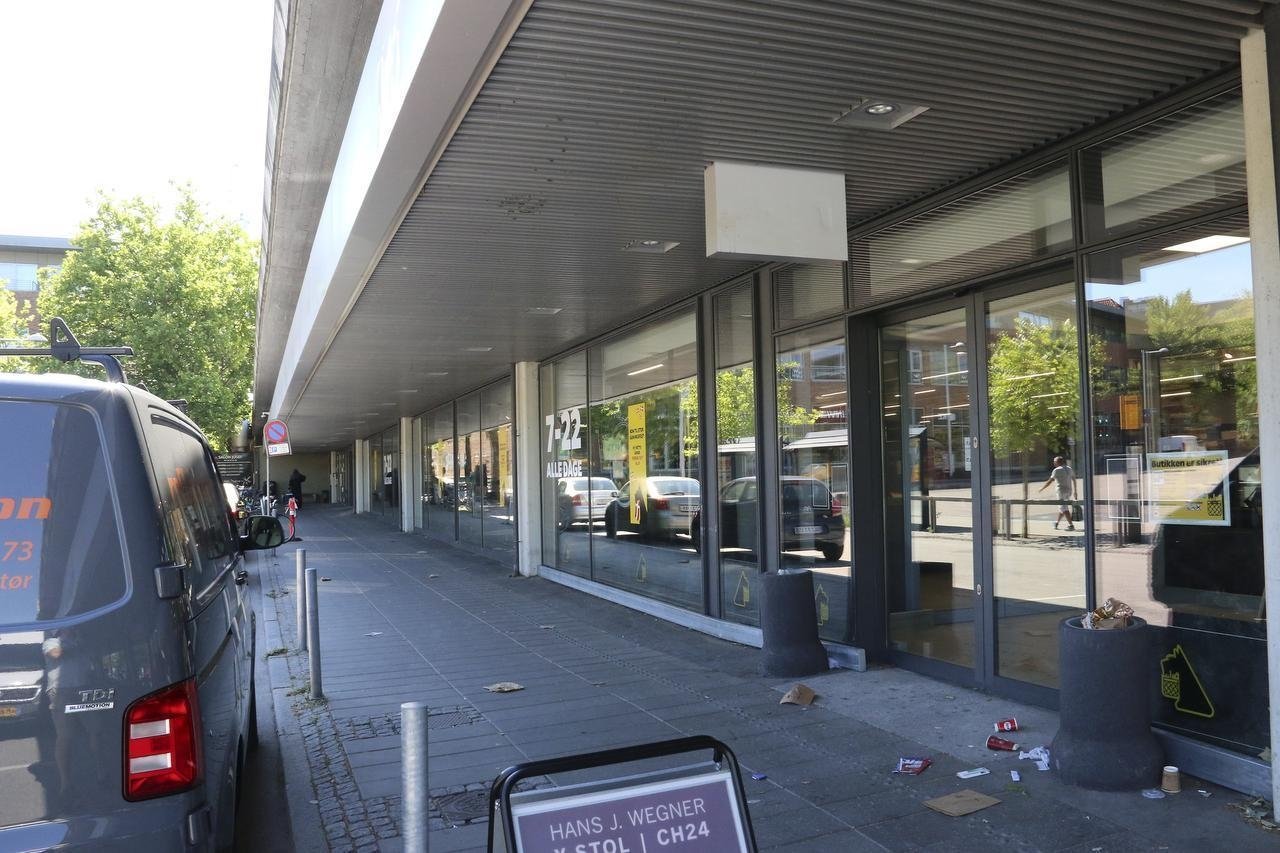 Kvinden blev forsøgt tilbageholdt, men den mand, som kvinden fulgtes med, skubbede en ansat væk, og de to kørte fra stedet, oplyser Nordsjællands Politi