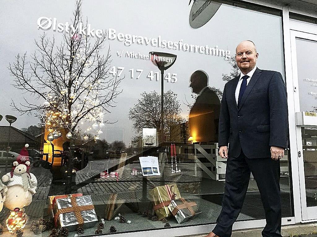 "Jeg er stadig rigtig glad for at have forretning i Ølstykke," siger byens bedemand Michael Jensen