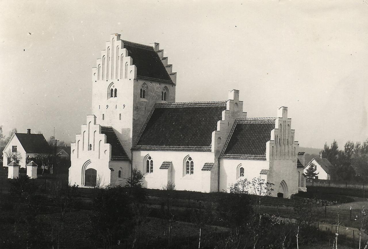 Grundstenen til Lundtofte Kirke blev nedlagt i 1919, så nu kan kirken fejre sin store runde dag.