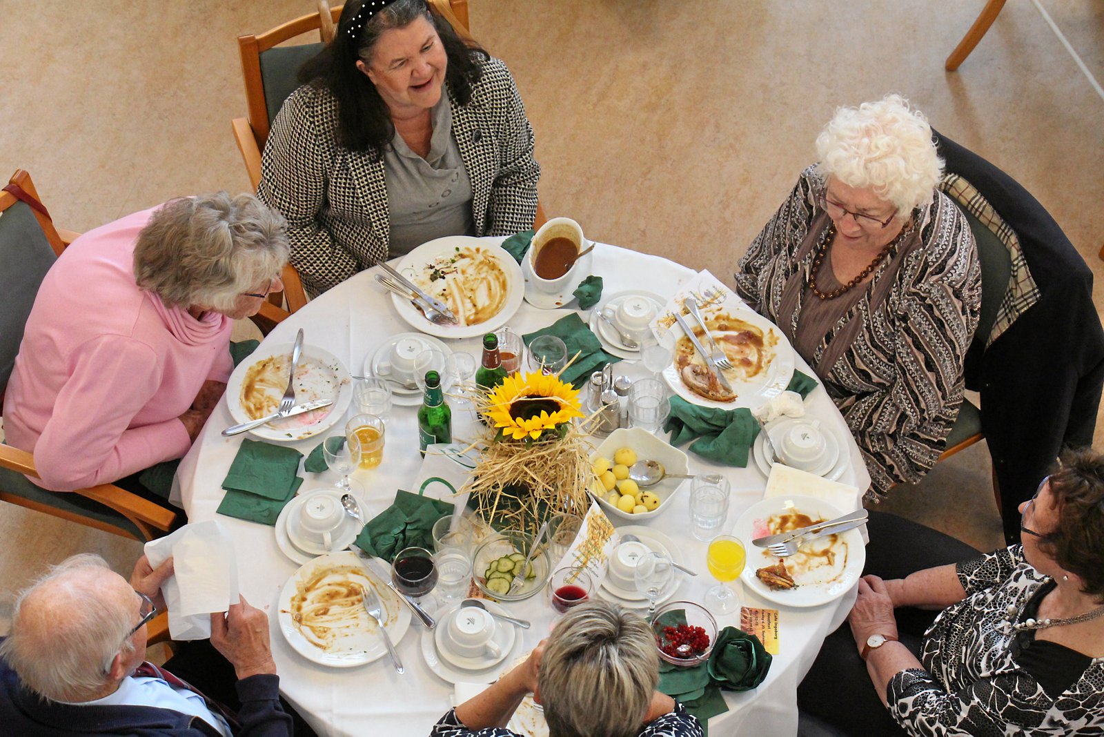 Fredag eftermiddag blev der traditionen tro holdt høstfest i Cafe Ingeborg.