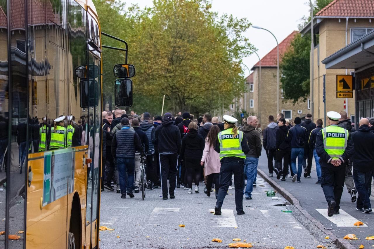 Politiet rykkede ud til Fortun Bodega, da Brøndbys fans kastede med græskær, blomster og flasker, ifølge Alarm 112 Danmark