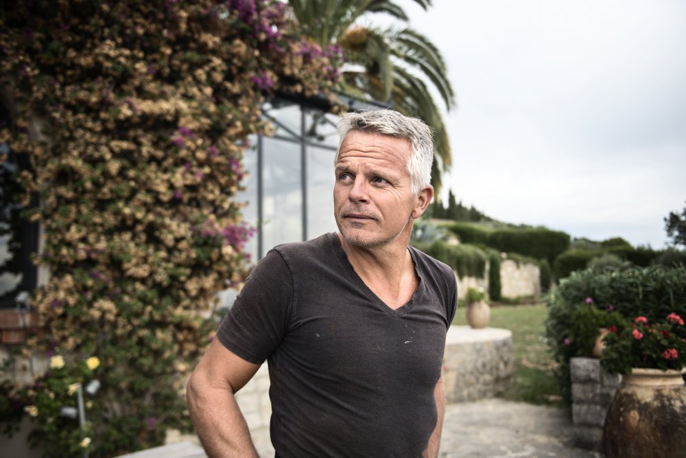 Han blev kendt på fodboldbanen, men har de sidste mange år været benhård vært på programmet "Robinson Ekspeditionen". Mandag den 21. oktober fylder han 50 år.