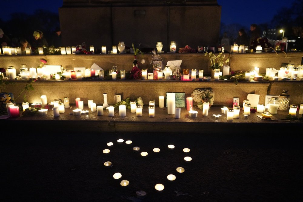 Efter Ari Behns død 1. juledag har en række nordmænd sendt deres kondolencer og tændt lys foran slottet.