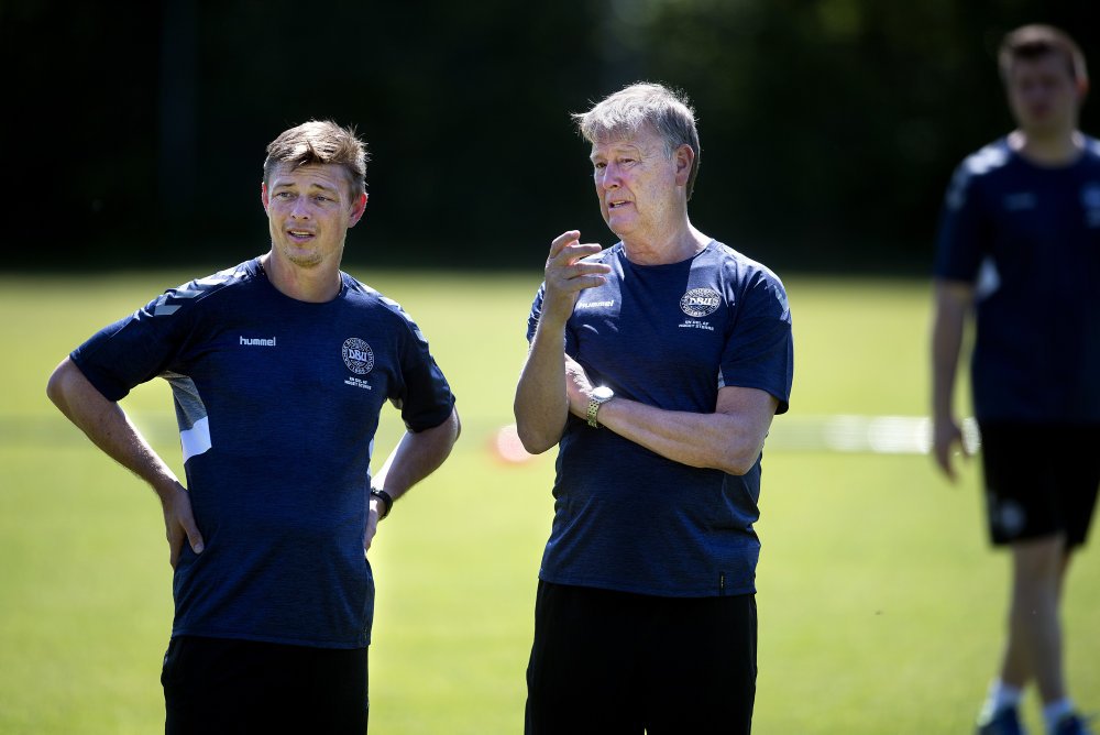 Efter halvanden måneds sygemelding var Åge Hareide mandag tilbage på arbejde på DBU's kontor i Brøndby.