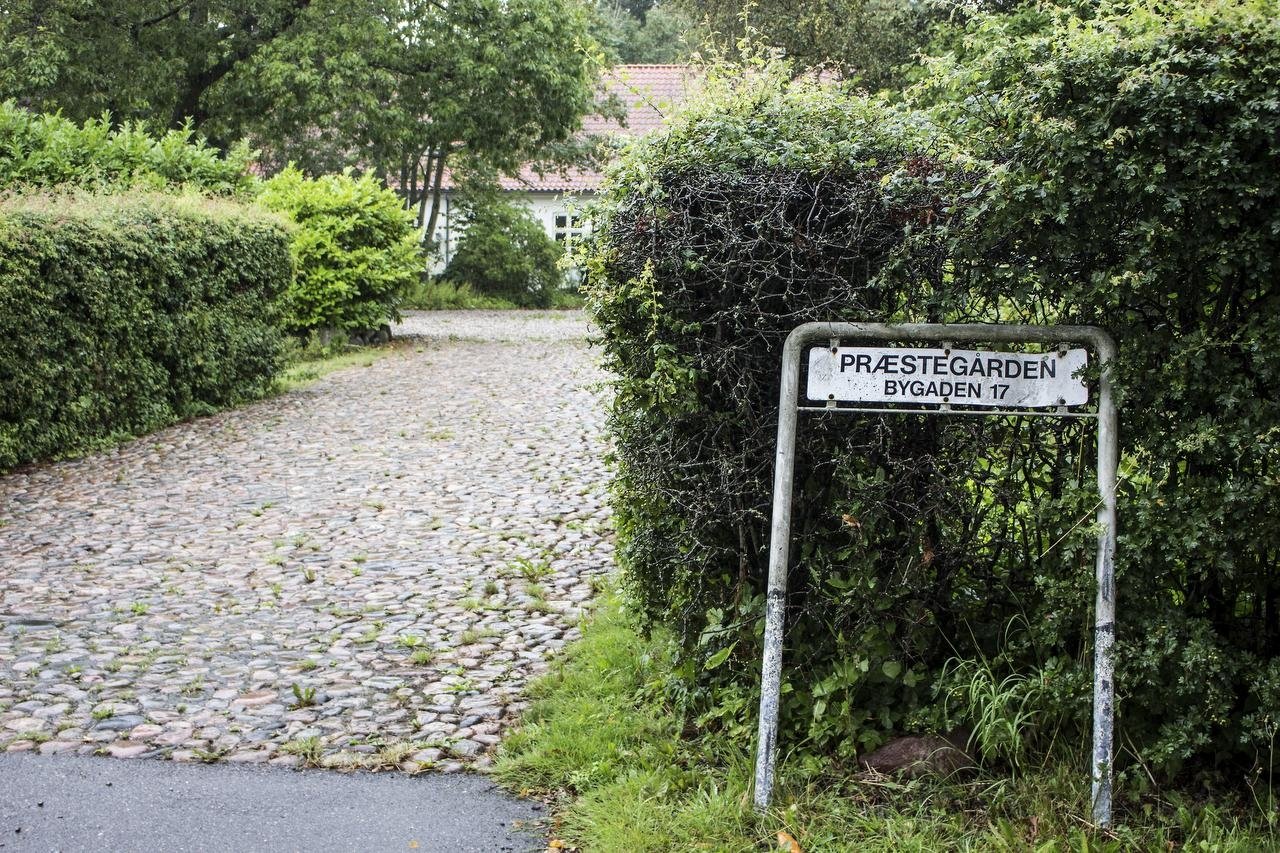 Den eksisterende præstegård i Jørlunde skal rives ned på grund af svamp, fugt og råd i fundament og vægge