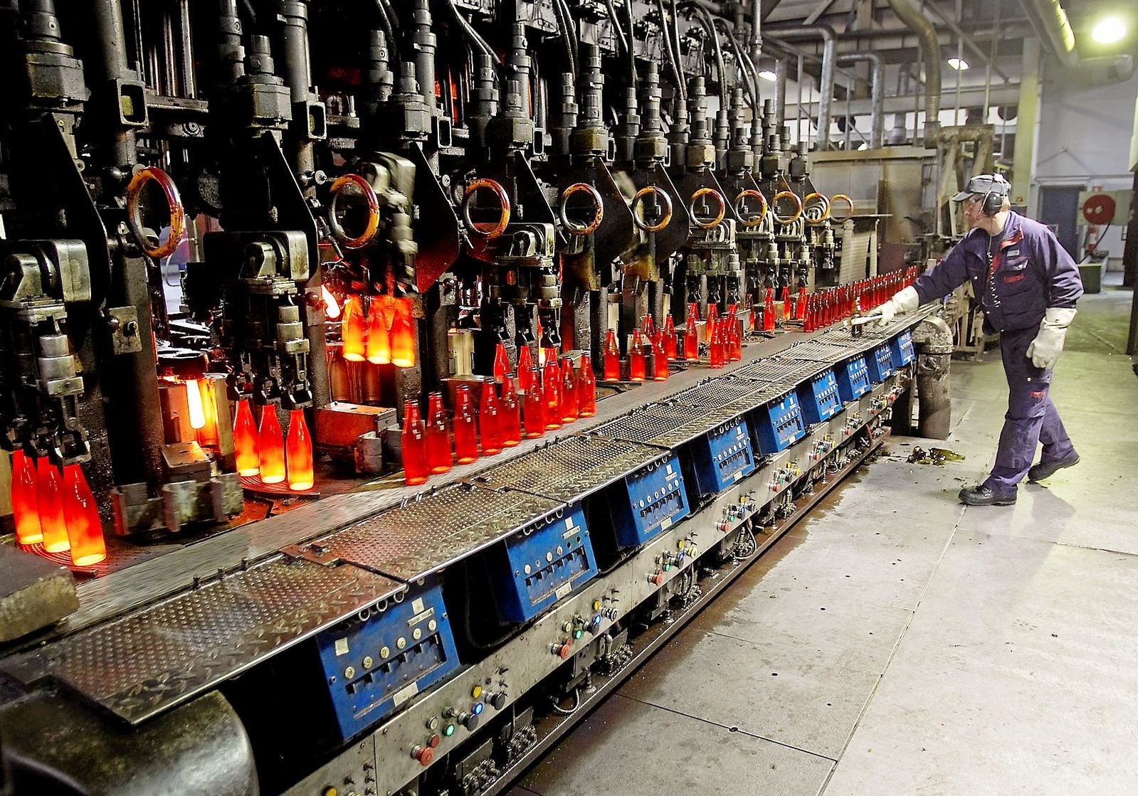 Til november kan glasværket i Fensmark fejre 200 års jubilæum. I langt de fleste af årene har det været emballagedelen af Holmegaard Glasværk. - Thomas Olsen Til november kan glasværket i Fensmark fejre 200 års jubilæum. I langt de fleste af årene har det været emballagedelen af Holmegaard Glasværk.