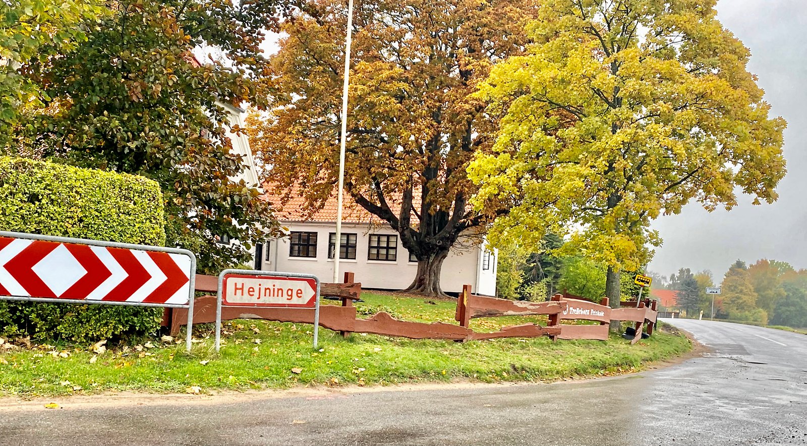 Den 59-årige mand og børnelokker, der lusker rundt i området omkring skole, bor i dag samme sted, som han krænkede en dreng i pubertetsalderen sidste år. Nu går folketingskandidat ind i sagen.