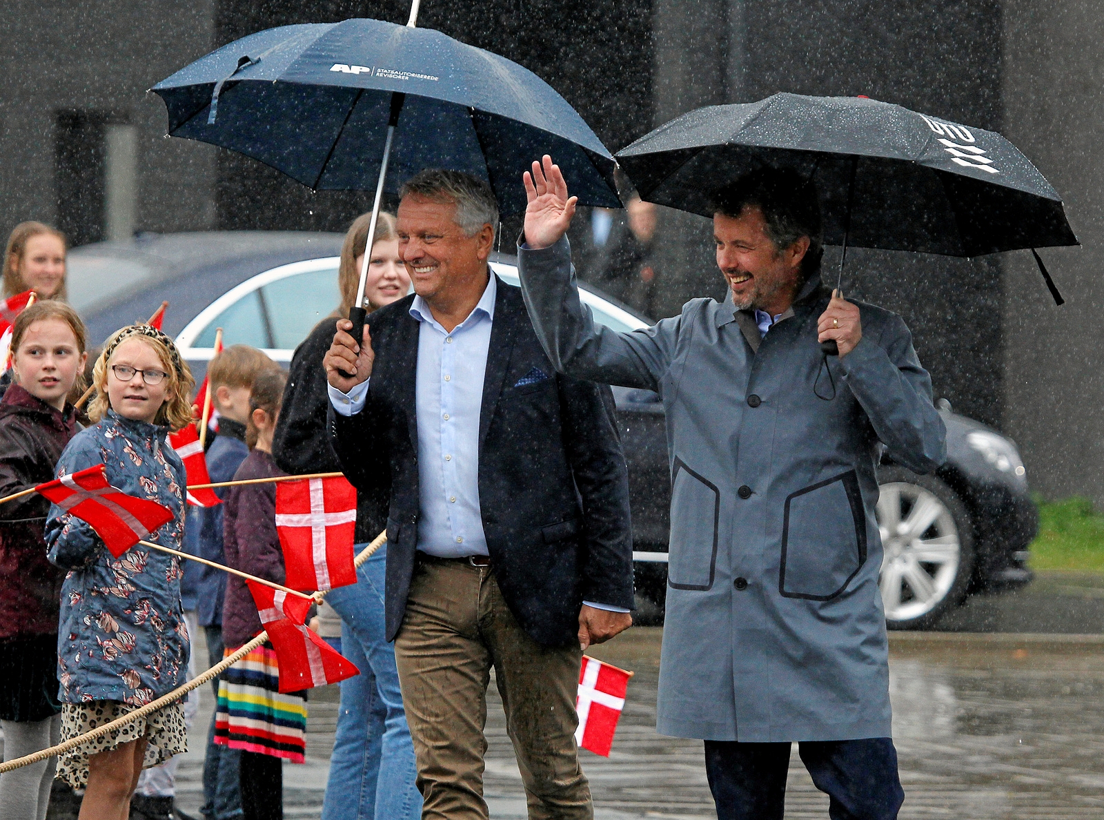 Jon Dinsen tog i 2020 imod Kronprins Frederik, som besøgte skolen. - Allan Nørregaard Jon Dinsen tog i 2020 imod Kronprins Frederik, som besøgte skolen.