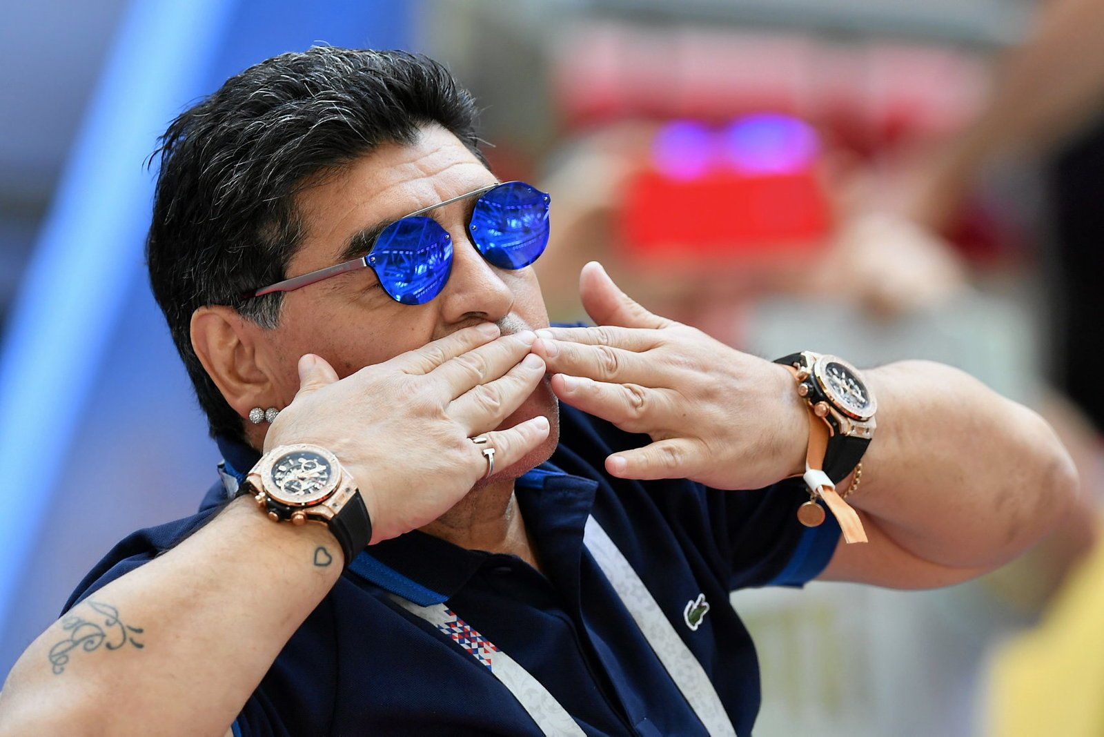 Den tidligere fodboldspillere Diego Armando Maradona er død af et hjertestop, skriver argentinsk medie.