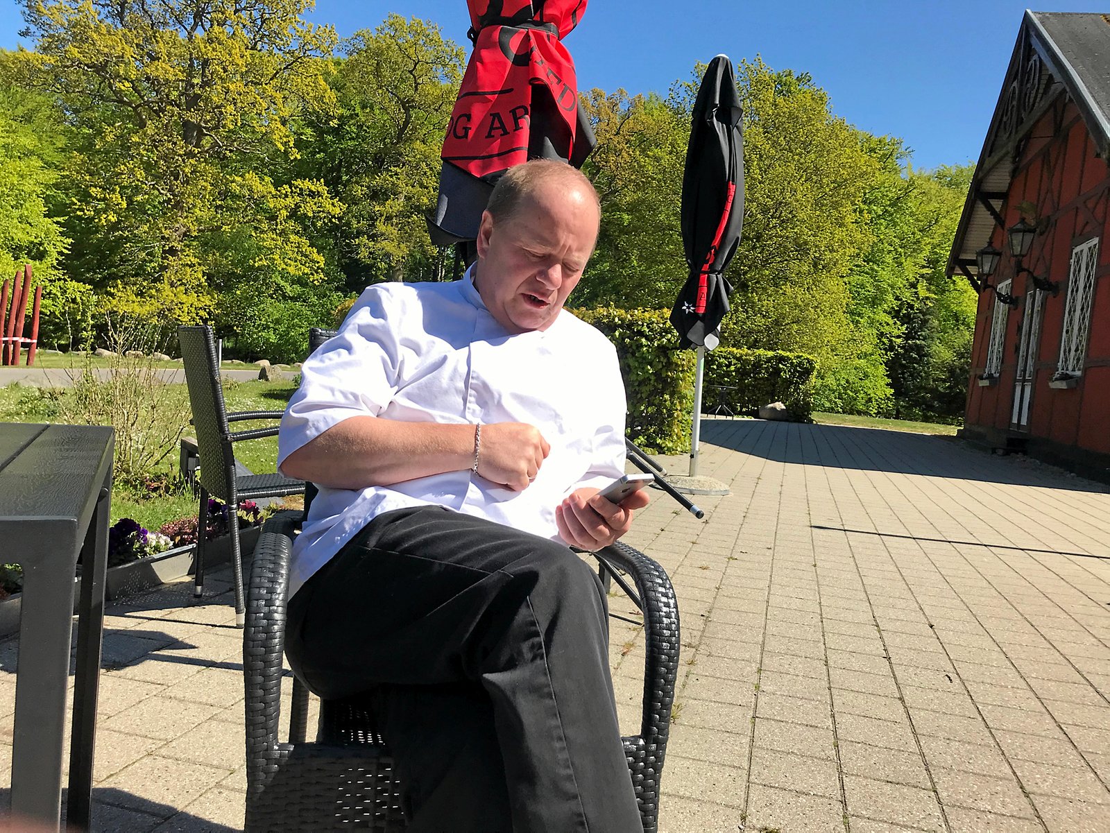 Forpagter af Restaurant Sommerlyst i Korsør Lystskov Jesper Jensen får mange aflysninger fra selskaber og julefrokoster. Stiftende generalforsamling for naturrum udsat. På fredag sidder et publikum på 100 i Sommerlyst og hører koncert med Dandanell and The Far Out Boys.