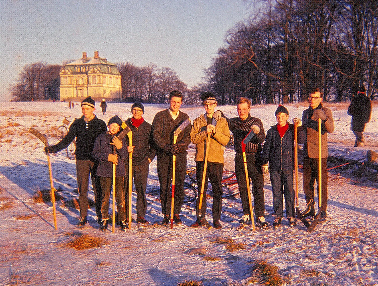 Lokale kræfter går nu i gang med at undersøge, om den afdøde Shu-bi-dua-sanger kan æres i den by, hvor han voksede op. Ideerne blomstrer i lokale Facebookgrupper