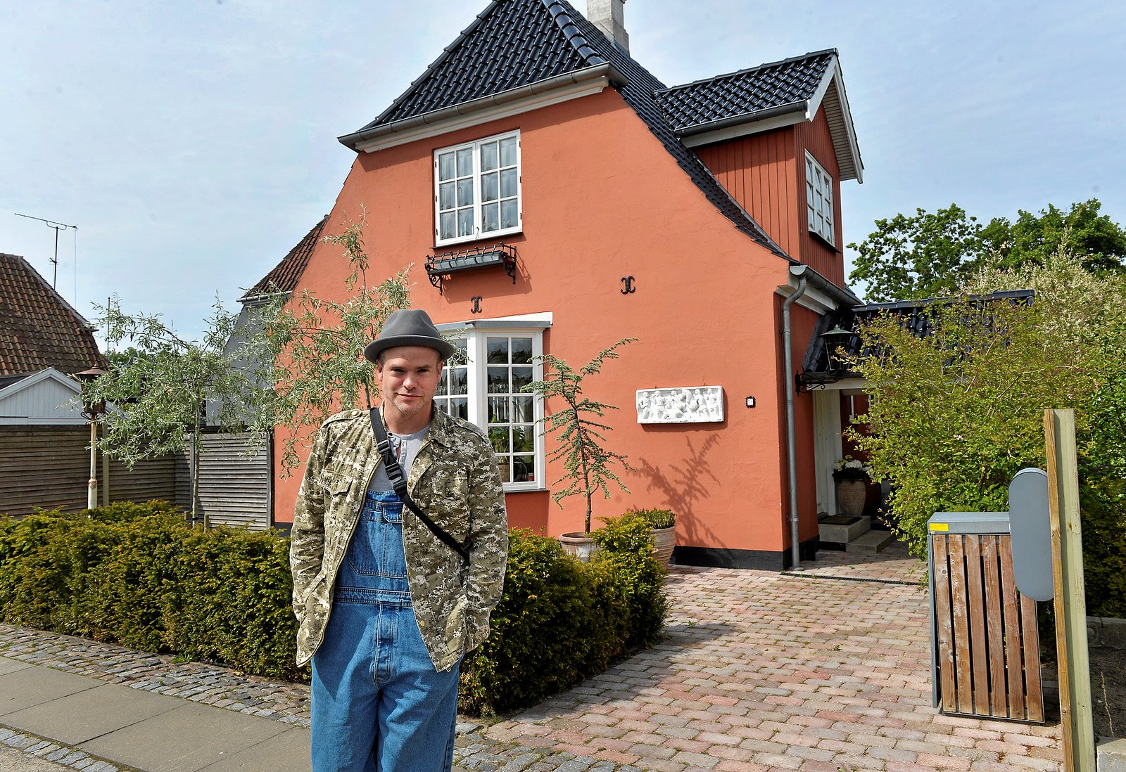 I dette hus på Nørre Allé i Glostrup boede danser Silas Holst med sine forældre som lille. Og her pyntede hans far bjælkerne indenfor med julepynt. I 2018 fik faderen konstateret demens - og siden har Silas Holst været en offentlig stemme i debatten om demensvenlighed.