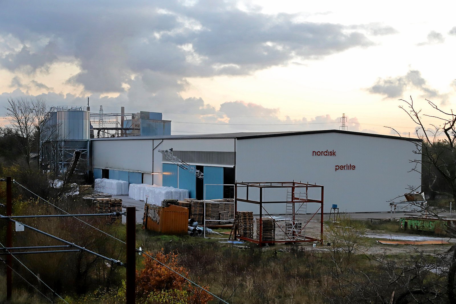 Nordisk Perlite må ikke udføre støjende arbejde efter klokken 22. Nyt påbud skal gøre det muligt at anmelde virksomheden til politiet, hvis det alligevel sker.