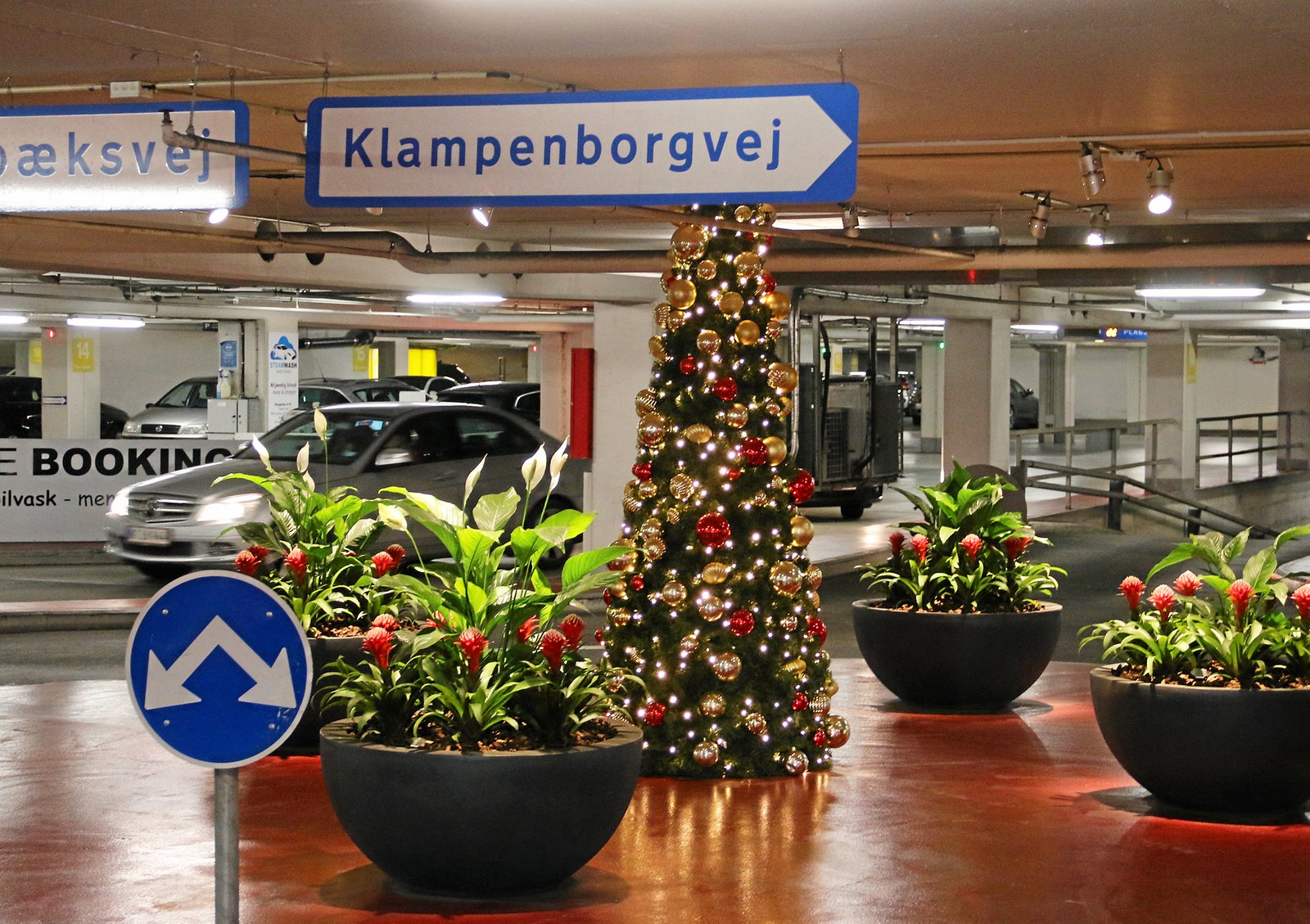 Centret gør det nemmere at handle og komme af med bilen i julemåneden.