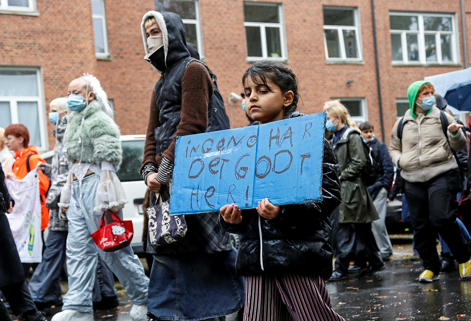 Der meldes løbende om massiv mistrivsel, både blandt børn og forældre på Center Avnstrup. Her ses familier på centeret under en demonstration i forbindelse med Udlændingestyrelsens besøg i 2020.