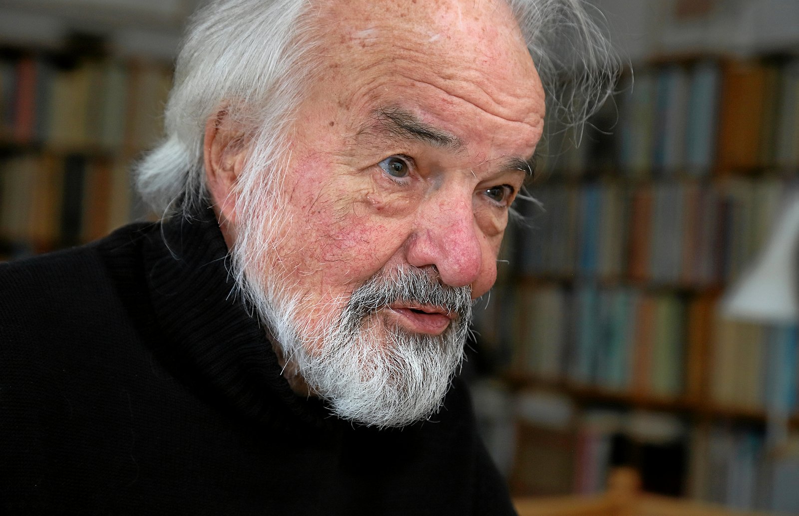 Svend Erik Jensen fra Rungsted fylder mandag 90 år. 
 Han underviste på Rungsted Skole i 40 år og har gjort mere for kulturen i Hørsholm end de fleste
