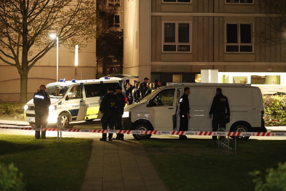 Et skyderi i Holbæk har kostet en 18-årig mand livet. Gerningsmanden stak af til fods og siden i bil.