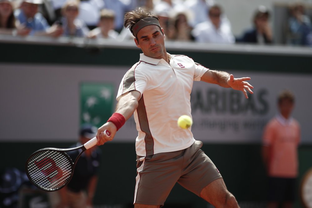 Casper Ruud blev besejret i tre sæt, da Roger Federer fredag spillede sig videre i French Open.