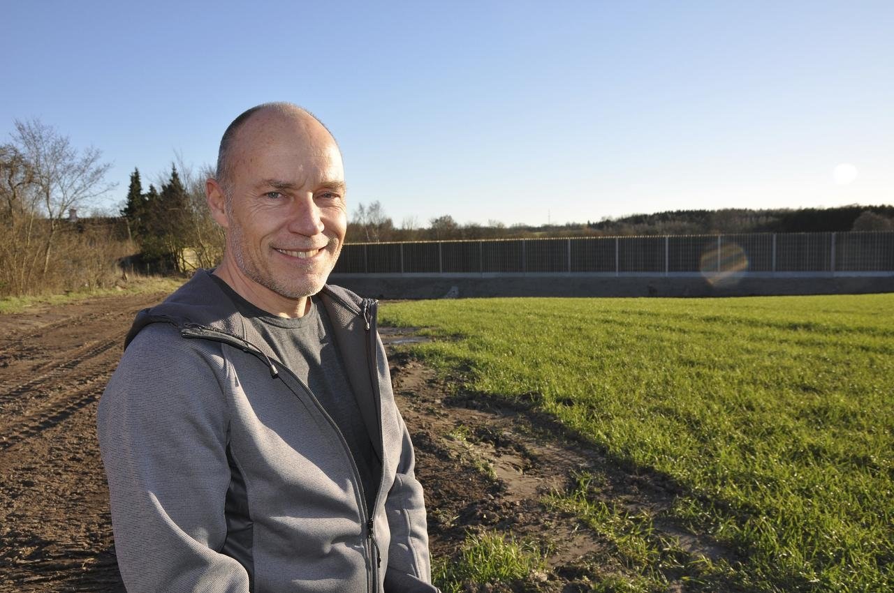 Som nabo til det nye støjværn i Bregnerød er Lars Hovgaard glædeligt overrasket over, hvor godt det virker