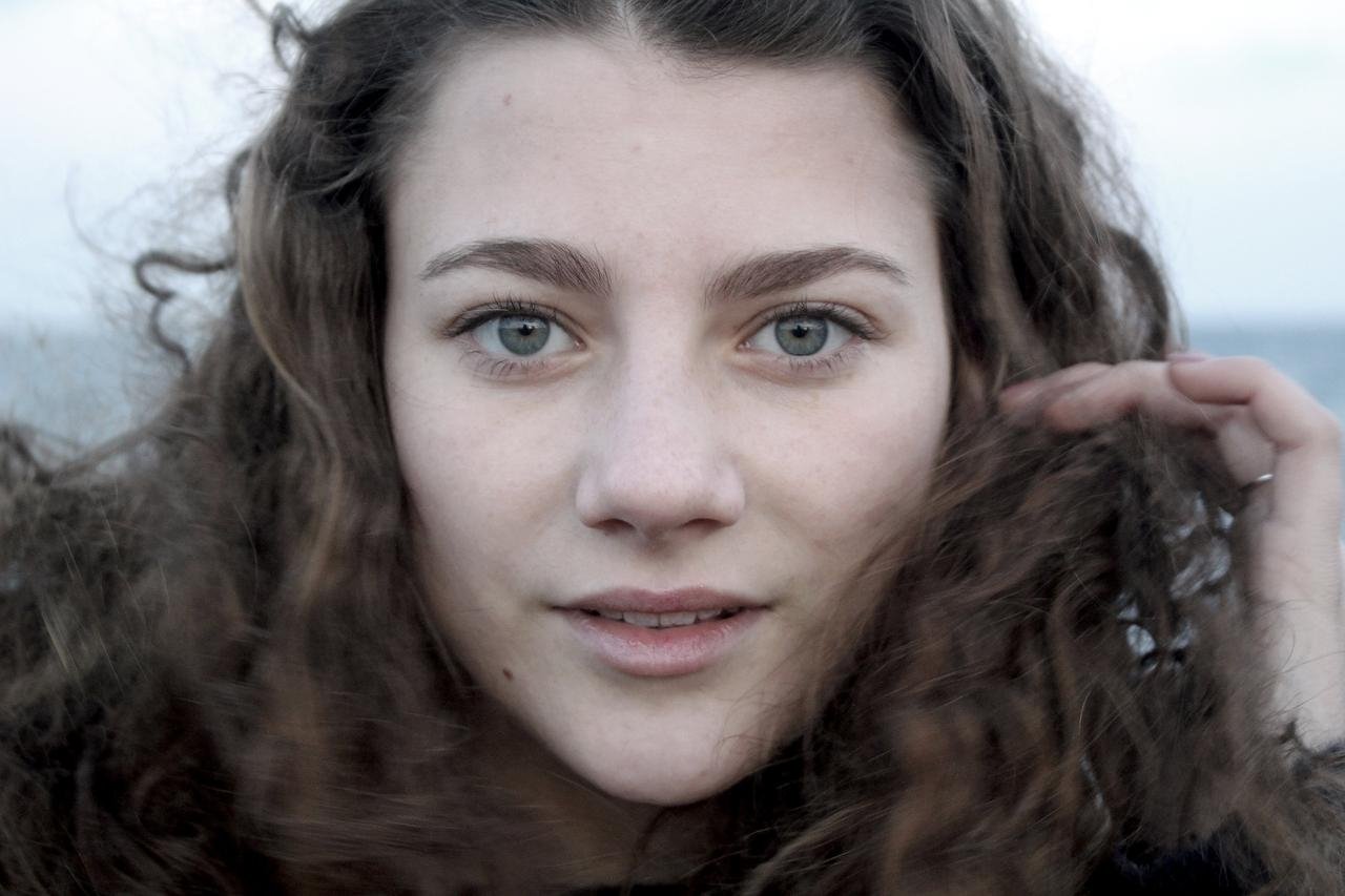 'Skammerens Datter 2' har haft premiere i landets biografer. Siden første møde med Dina og hendes overnaturlige evner er der gået fem år. Og i rollen ses igen Gentofte-borger Rebecca Emilie Sattrup, som Villabyerne møder til en snak om udvikling, svære scener og det at blive genkendt i toget