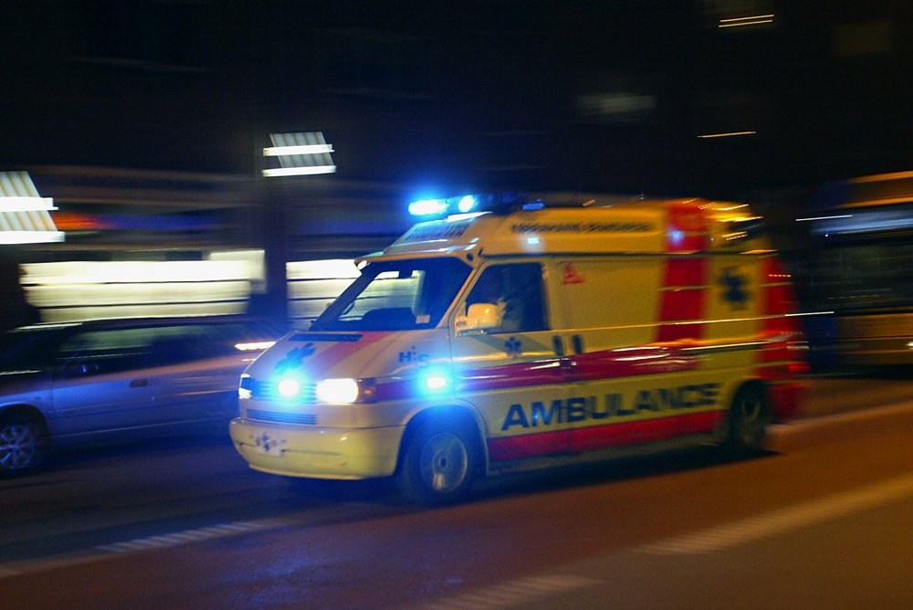 Ambulancereddere blev beordret til at køre ulovlig udrykningskørsel nytårsnat, mener lektor.