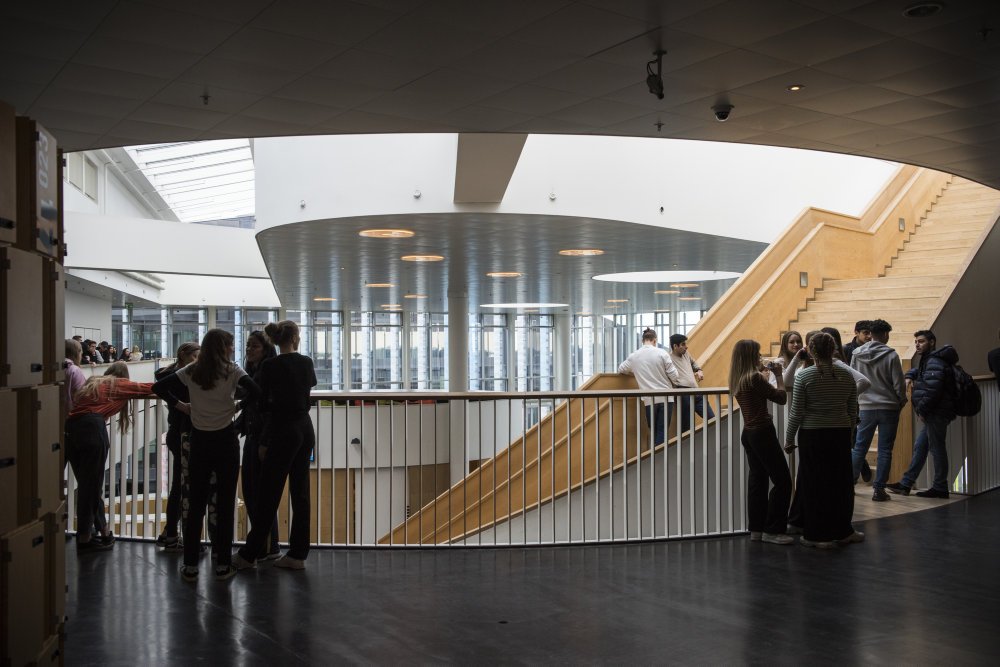 Ledelsen på Ørestad Gymnasium får kritik for ikke at håndtere eleverne korrekt ved ministerbesøg.