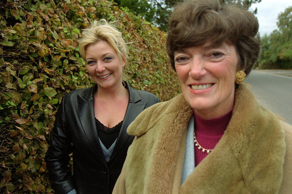 82 år med det skrevne ord i centrum er slut. Jane Aamund er død 82 år gammel.