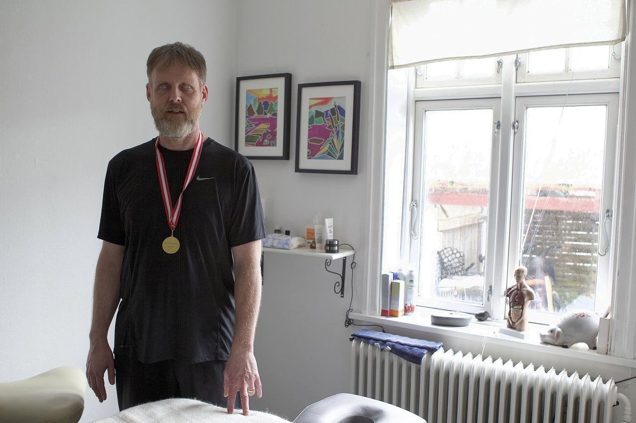 Med guldet om halsen kunne Jack Weis Jørgensen vende hjem til Græsted efter at have vundet DM i massage, hvor han imponerede dommerne med sit nærvær