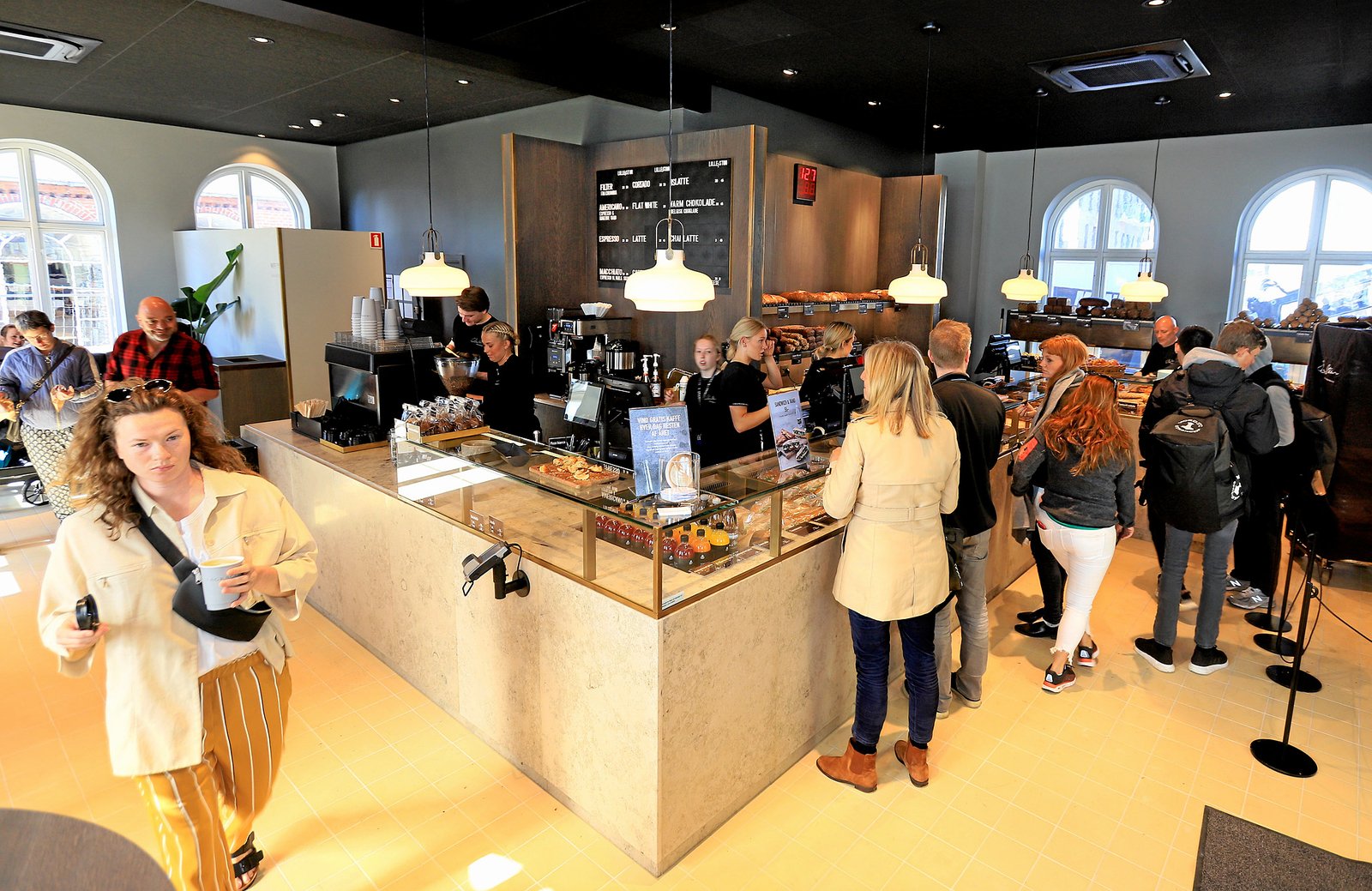 Der var mange gæster, da Lagkagehuset åbnede på Hillerød station i 2019. Nu åbner endnu en butik i en anden del af byen.
