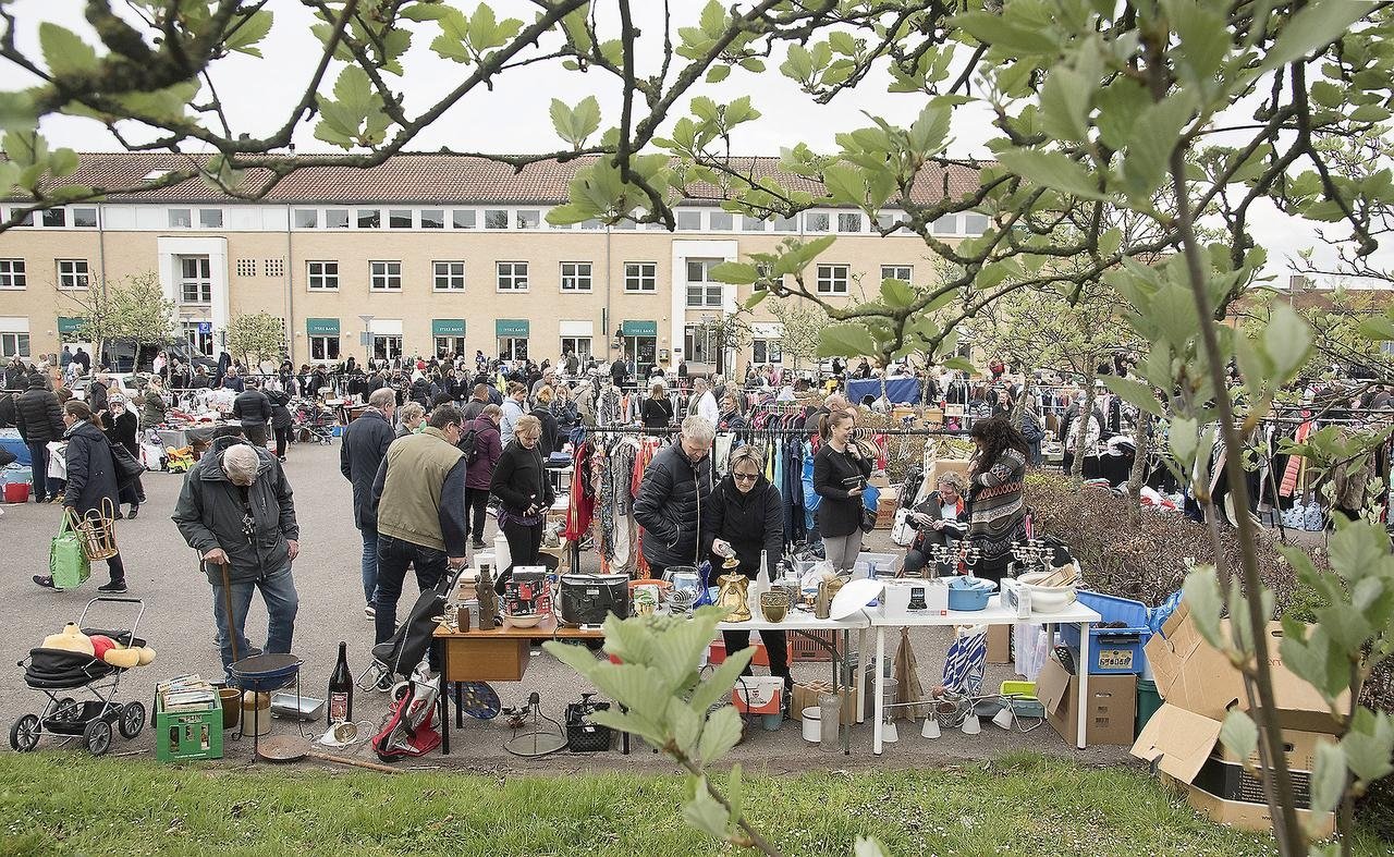 Søndag morgen tog Furesøens Loppemarked hul på sæsonen - og traditionen tro var det med balloner, morgenbrød og godt humør