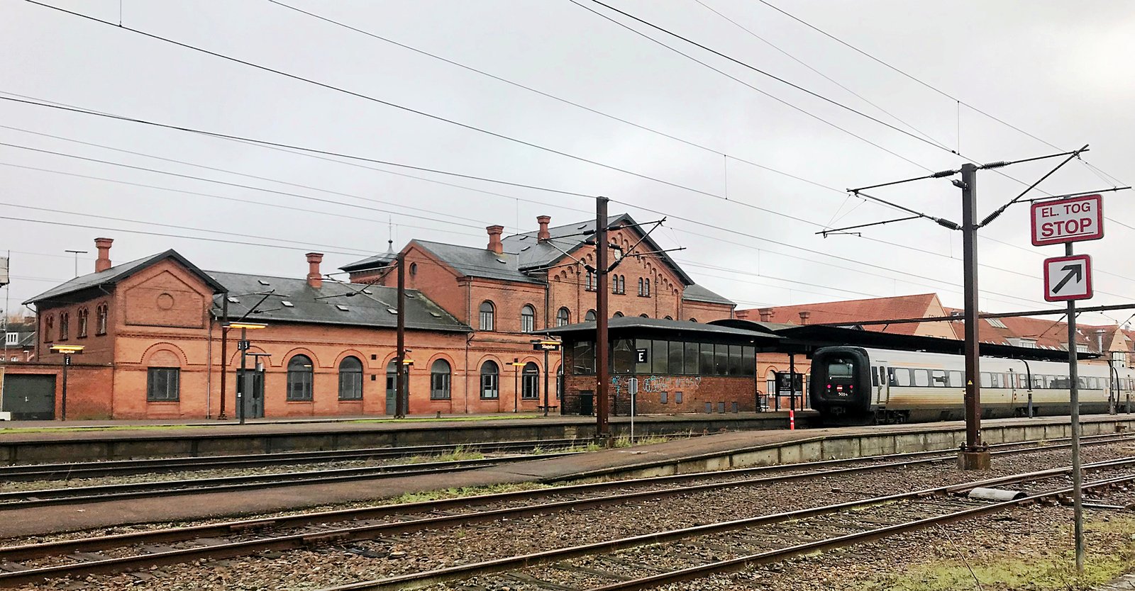 Slagelse Togstation Vidner hjalp ustabil ung mand op fra togskinnerne – Sjællandske Nyheder