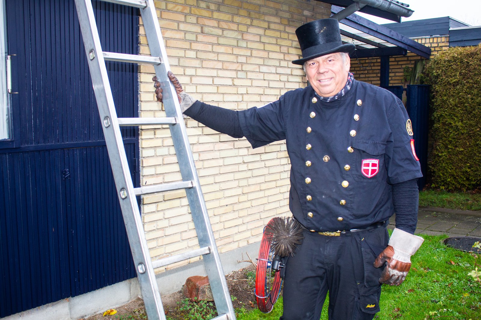 John Lund har til januar 40 års jubilæum som skorstensfejer. Det er et fag, der har udviklet sig, men som også har beholdt 
 sine egne traditioner