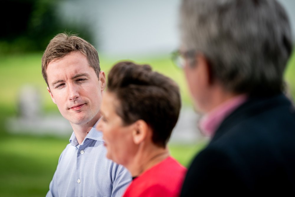 Et SF-forslag om at normalisere folketingsmedlemmers pensionsforhold får bred opbakning. Dog ikke fra S og V.