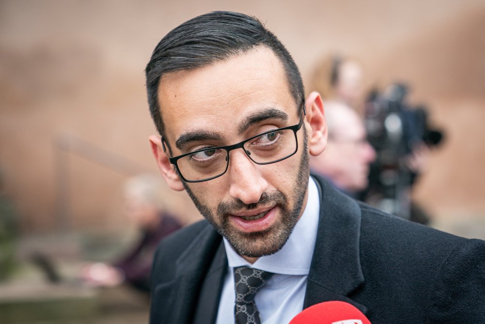 Nima Nabipour brokker sig over anklagemyndigheden. Han mener, at de har forsøgt at tilbageholde oplysninger.