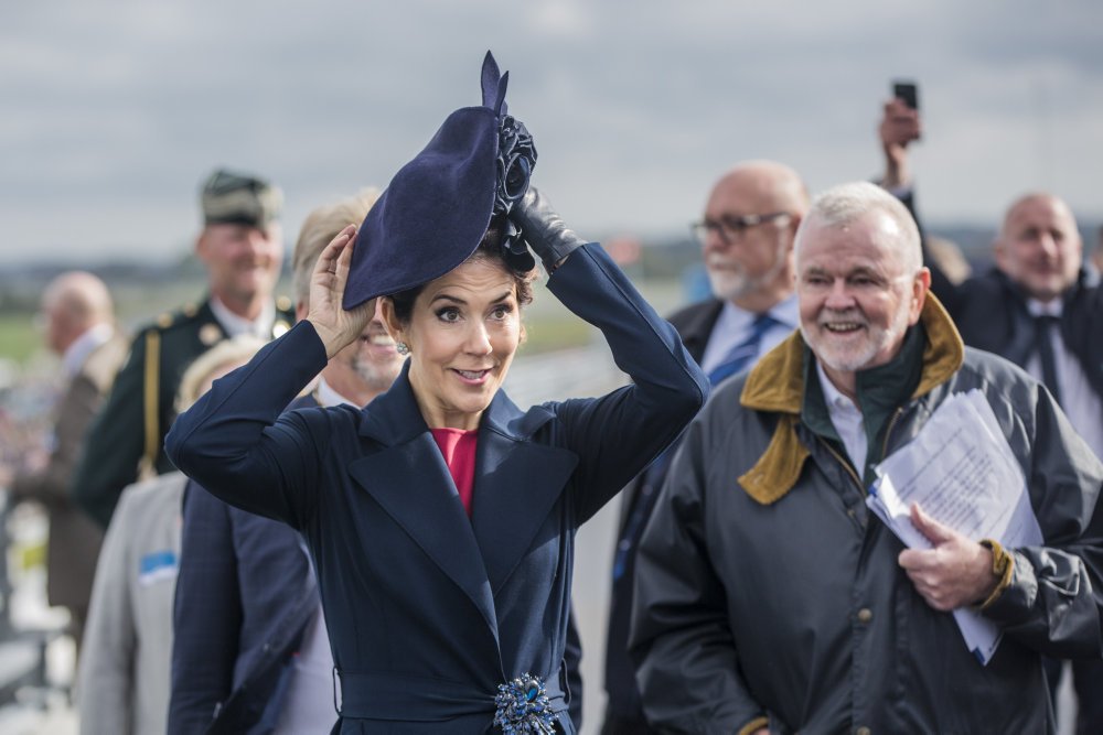 I Frederikssund fik kronprinsesse Mary rigeligt med selskab til indvielsen af den nye bro over Roskilde Fjord.
