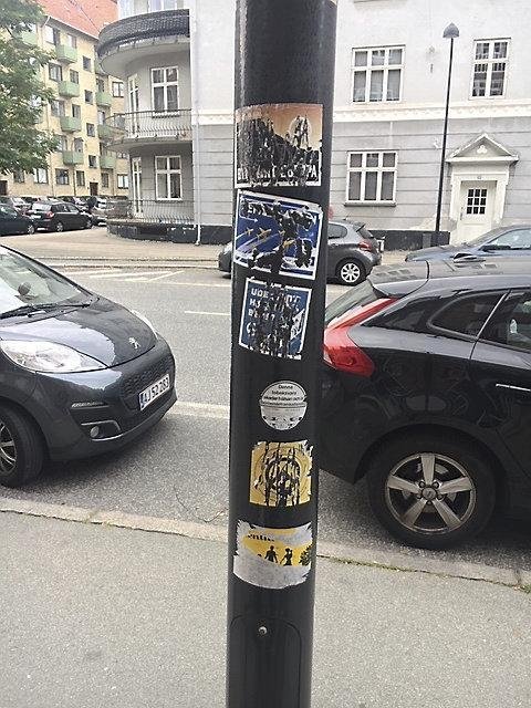 Det er ulovligt at sætte klistermærker op i det offentlige rum. Alligevel er de overalt i Gentofte Kommunes gadebillede