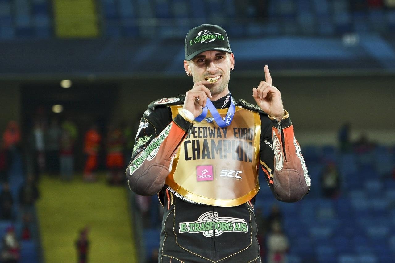 Slangerups speedway-kaptajn kom i den grad fra baghjul i EM-serien, og først efter en omkørsel i sidste grand prix sikrede han sig sejren.